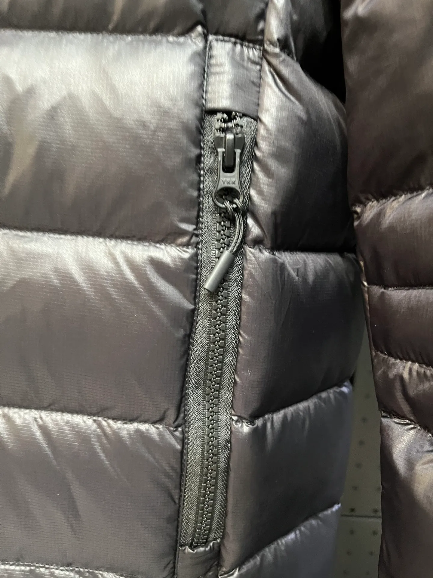 P860 Top 🔥purchase version 𝘾𝘼𝙉𝘼𝘿𝘼 𝙂𝙊𝙊𝙎𝙀/Canada Goose 2227 thin and light model. It’s super lightweight and doesn’t feel any weight on your upper body at all! Show more temperament‼  Canada Goose, a Canadian brand, has always been recognized as the warmest down jacket. Various Instagram celebrities, Internet celebrities, and celebrities often wear it for street photos. I make Canada Goose every year, but I still can’t get rid of my love for the goose. No matter how cold the winter is, there is no need to be afraid. Canada Goose is the legendary warmest down jacket and is known as a must-have for Arctic outdoor sports! The most popular down jacket in the world, celebrities are rushing to buy it, it is a must-have! Size: S-2XL Color: silver gray (red label) silver gray (black label), black (red label), black (black label), dark blue